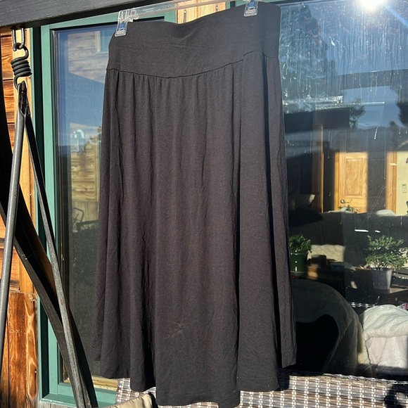 Hilary Radley Black Slinky Skirt in size Large, Tummy Control - Picture 7 of 9